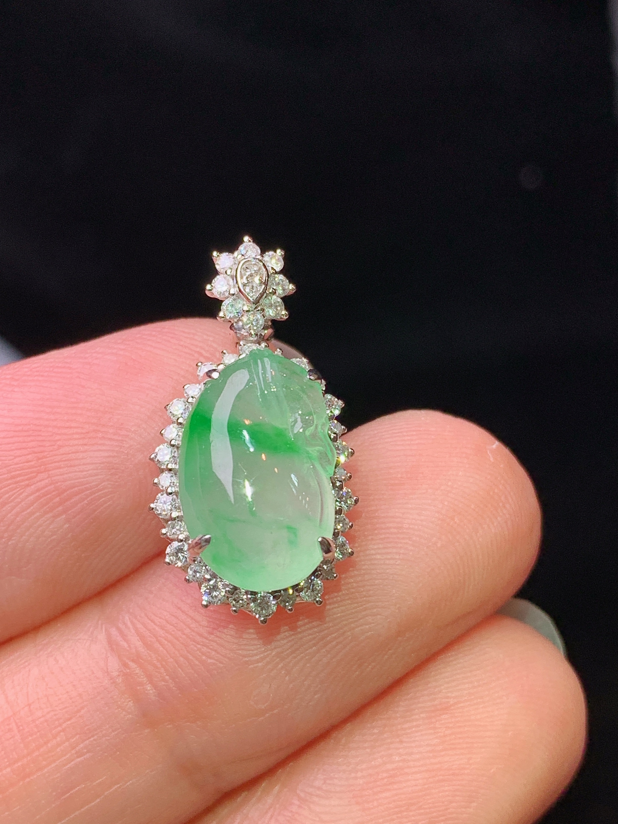 18k金钻镶嵌冰飘绿钱袋吊坠 玉质细腻 水润亮眼 色泽艳丽 整体尺寸20.8*11*7.5z1