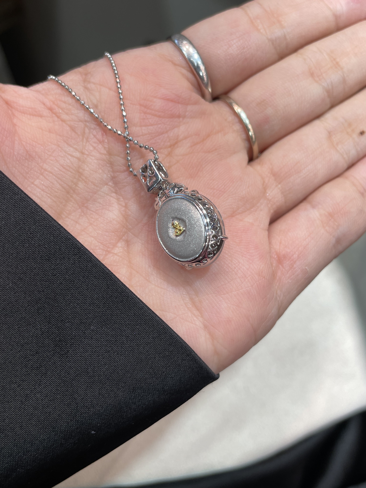 冰种 起胶 茅台白 蛋面吊坠

18k金镶嵌..