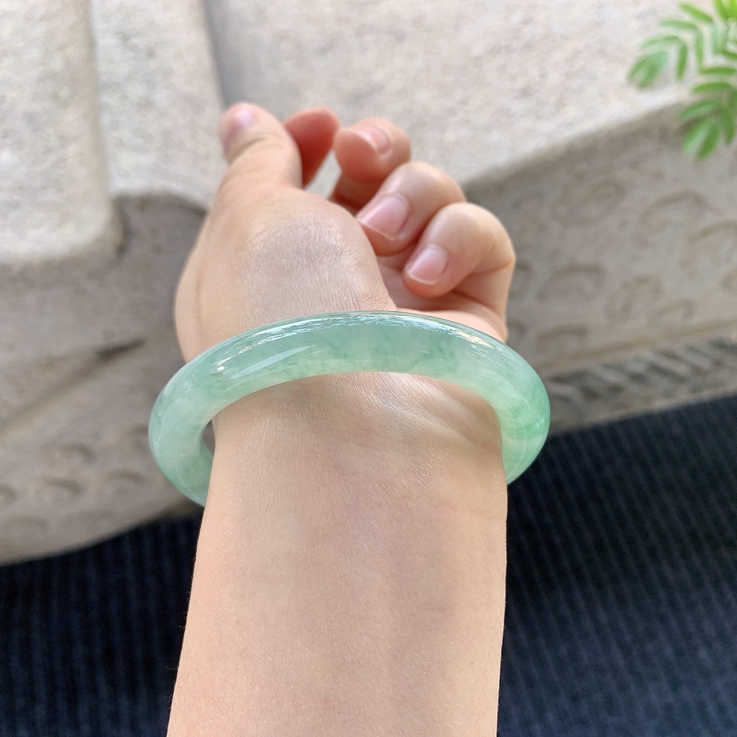 圆条52 53【圈口】53/9/9【编码】DW012915【描述】糯冰飘绿，水润，种老，细腻，打灯有棉线