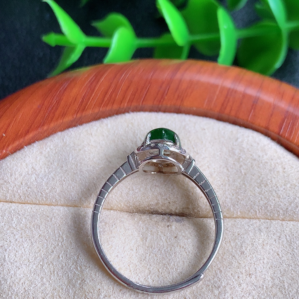冰润满绿精美环形翡翠戒指  玉质细腻  冰清玉润  飘花灵动  颜色漂亮  W481.13  内径尺寸：18-8-6.5mm  裸石尺寸：5.5-6mm