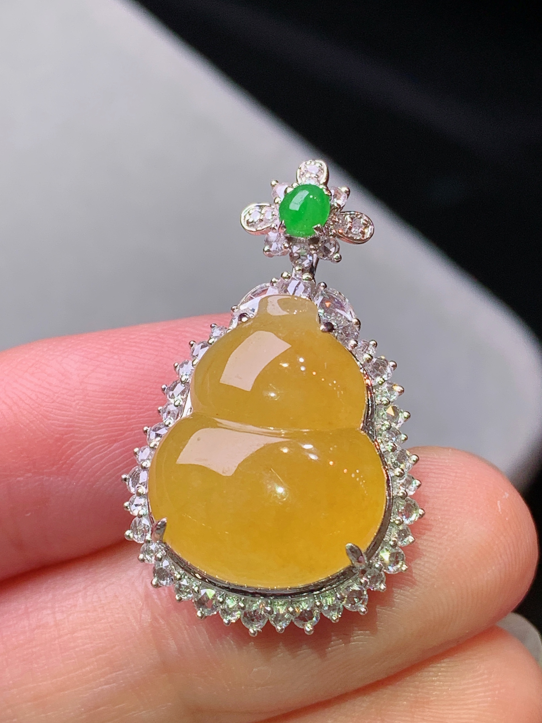 18k金钻镶嵌黄翡葫芦吊坠 玉质细腻 水润亮眼 色泽艳丽 整体尺寸29.8*18.5*11.8k1