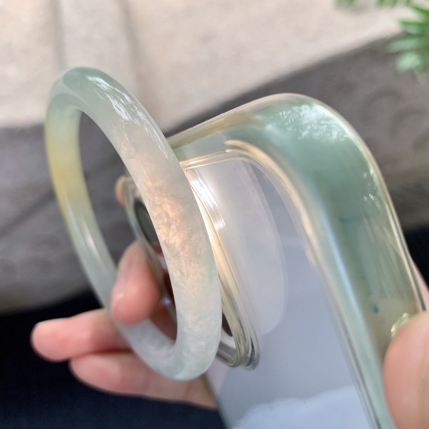 圆条55 56【圈口】56.8/8/8.7【编码】HC121429【描述】冰糯飘黄翡，水润，种老，细腻，打灯有絮线