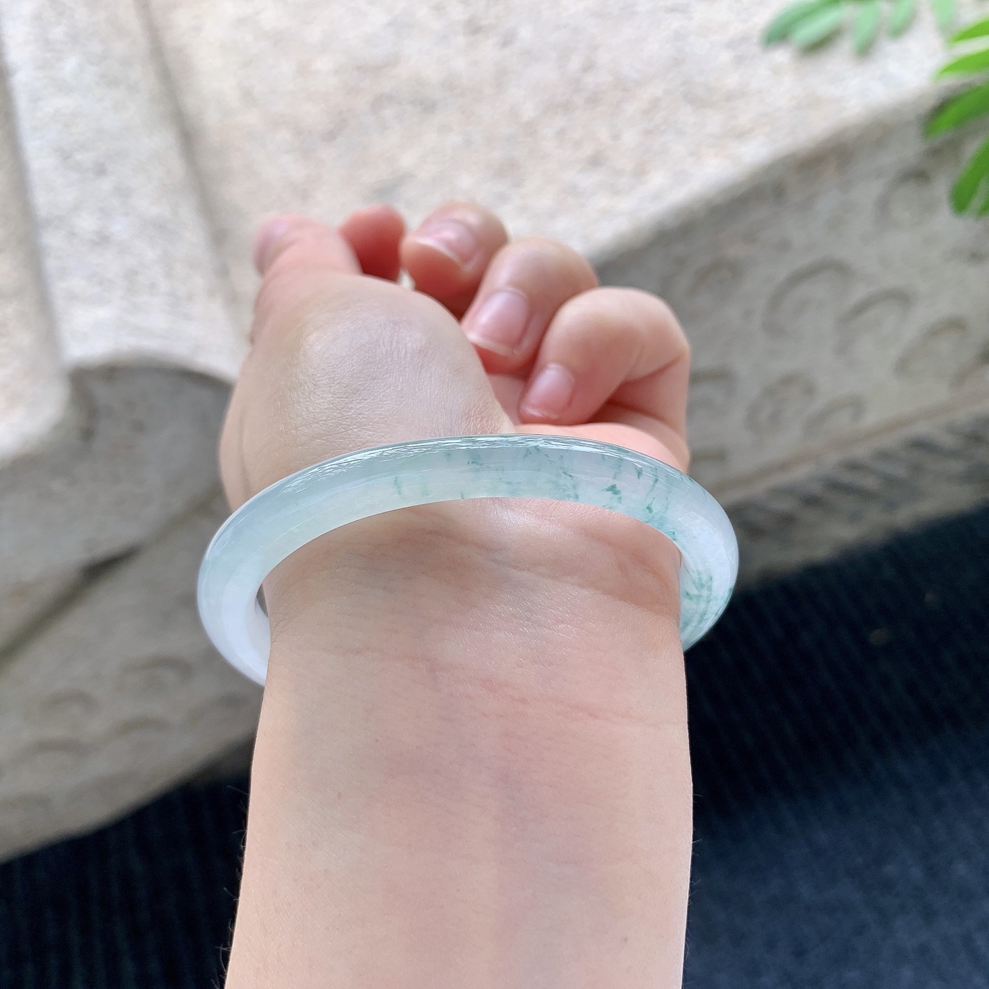 贵妃53 54【圈口】54.1/46.2/6/7【编码】T1041517【描述】冰糯飘花，清透，水润，种老，细腻，无裂