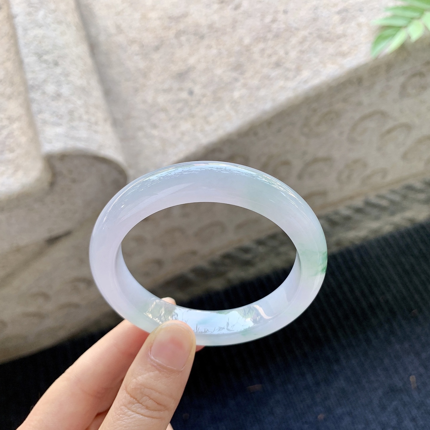 正圈54 55【圈口】54.8/11.8/8.6【编码】H6040242【描述】糯冰淡紫飘花，水润，种老，细腻，内侧有棉线