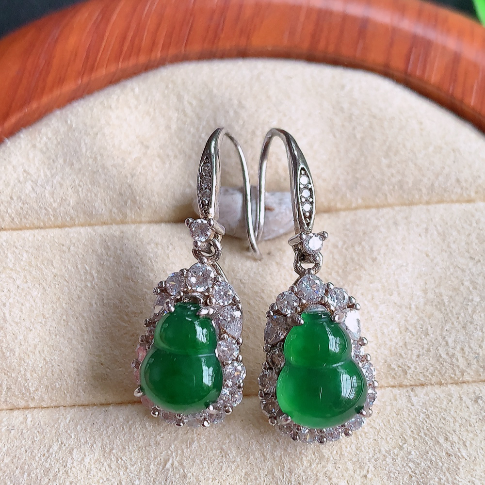 冰满绿翡翠925银镶嵌葫芦耳坠，自然光实拍，翠色灵动，颜色漂亮，种老水足，品相佳，佩戴佳品！W481.13  取一整体尺寸：17.5-10.6-7.8mm  裸石尺寸：10-7.8mm