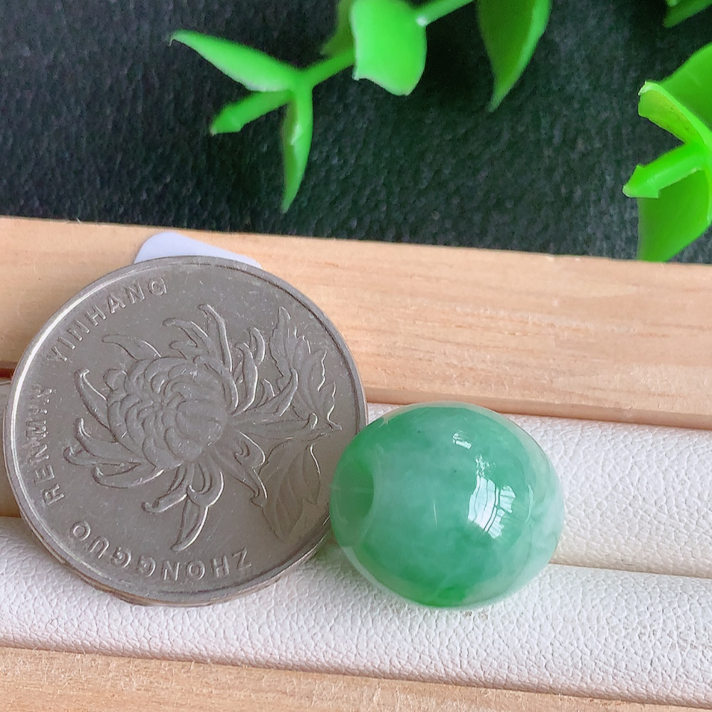 冰润阳绿路路通翡翠吊坠  款式新颖时尚，日常百搭的款。满满的份量感 清秀高雅，上身效果优雅迷人！性价比超值  W49.13  尺寸：14-13.3mm