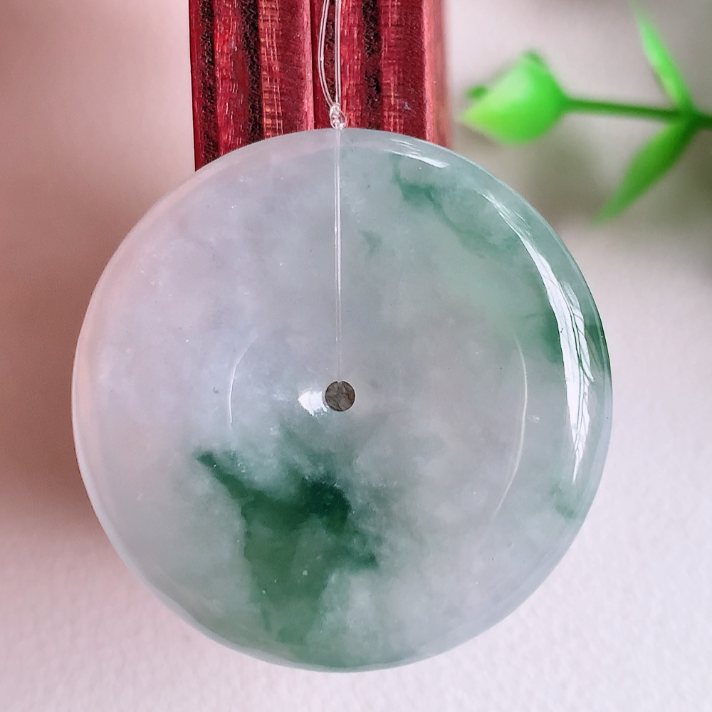 冰润飘花平安扣吊坠，厚装饱满，冰润剔透，细腻水足，种质润泽，飘花灵动，佩戴优雅大气，W49.13  