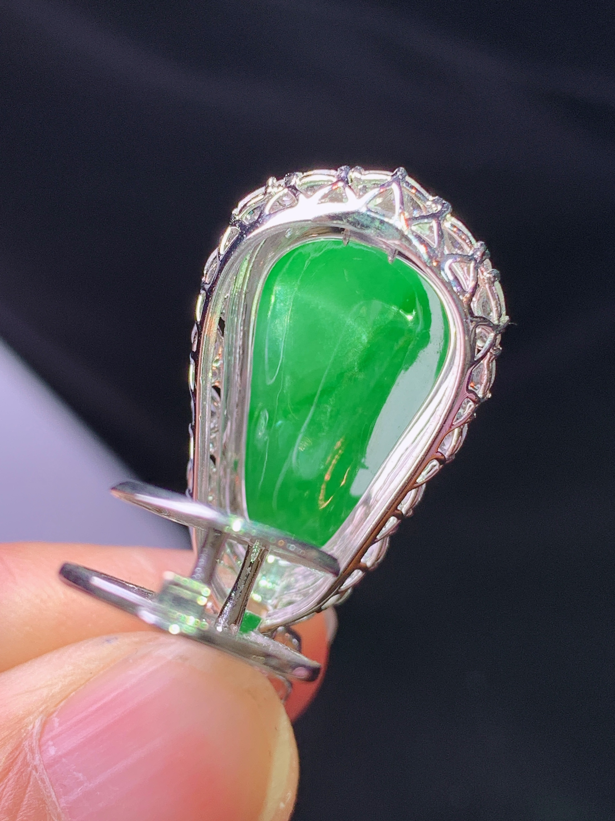 18k金钻镶嵌满绿福瓜吊坠 玉质细腻 水润亮眼 色泽艳丽 整体尺寸34*16*9.5g1