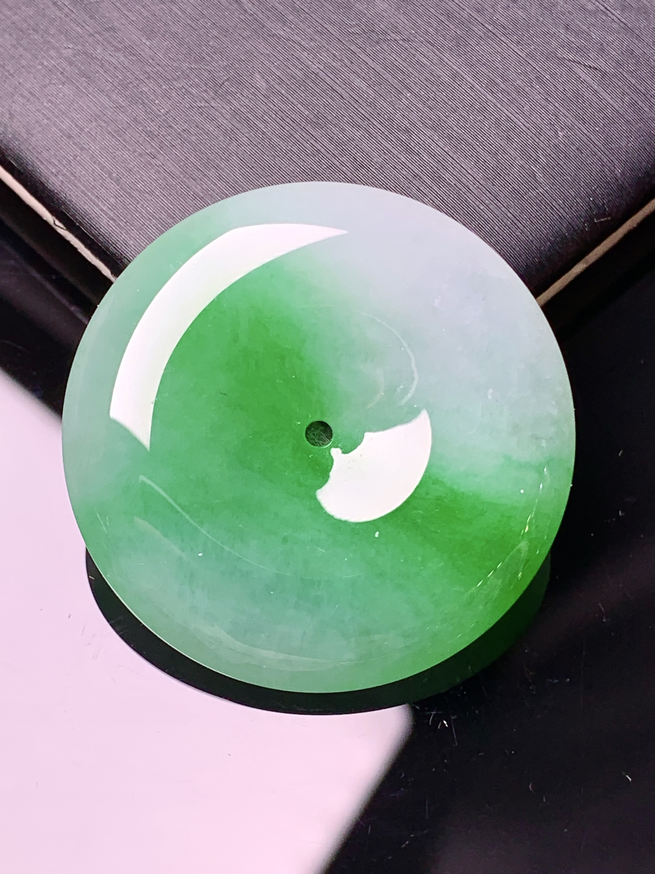 飘阳绿平安扣吊坠 玉质细腻 水润亮眼 色泽艳丽 整体尺寸30.5*6.2x1