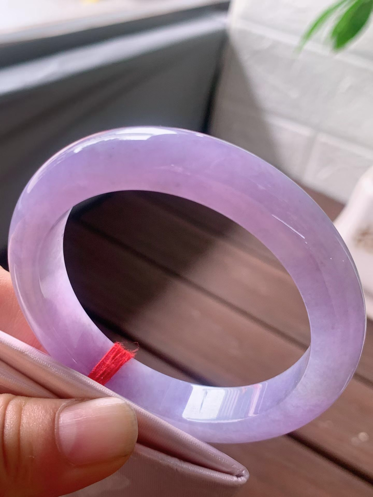 【翡翠名称】老种冰紫罗兰55.2正圈口手镯
【翡翠尺寸】55.2/11.8/9.5mm适合54-56.5正圈口佩戴
【翡翠描述】宝贝种老水足，玉质细腻，色泽靓丽，性价比高，佩戴效果好！
【其它赠送】权威证书/精美挂绳盒子/支持全国复检