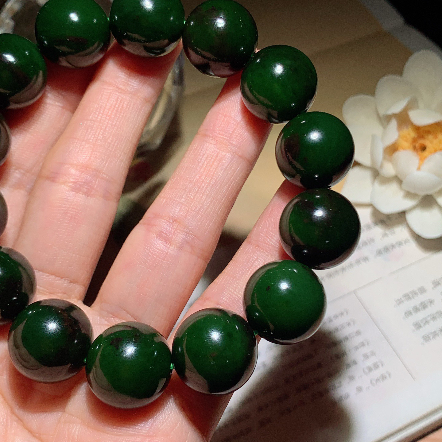 和田玉七号矿红皮料菠菜绿俄罗斯碧玉手串。单颗尺寸16重93.8克。玉质细腻油润。手推出油。佩戴高端典雅。lt260415