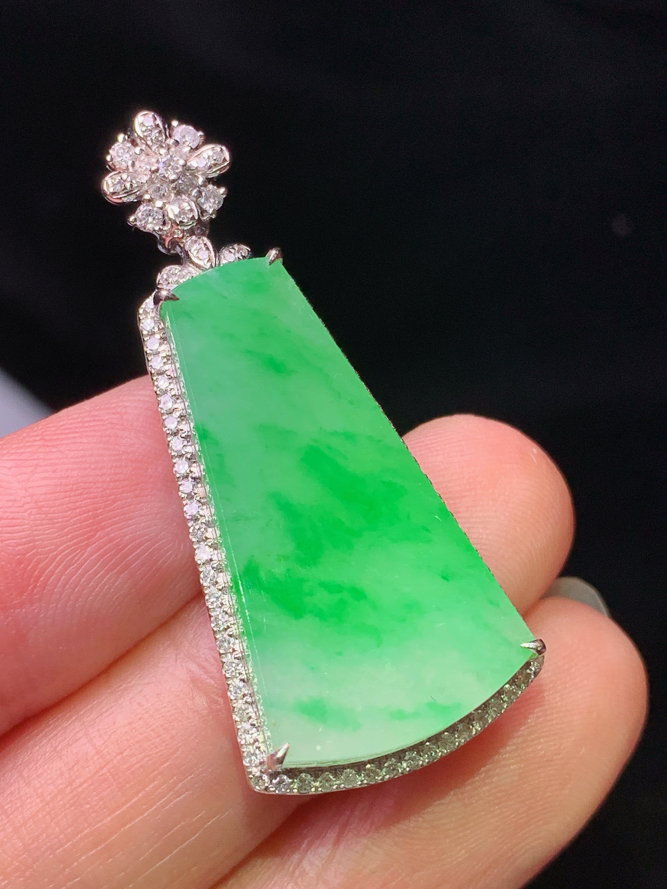 18k金钻镶嵌飘绿阳绿无事牌吊坠 玉质细腻 水润亮眼 色泽艳丽 整体尺寸38.5*17*6.5z1