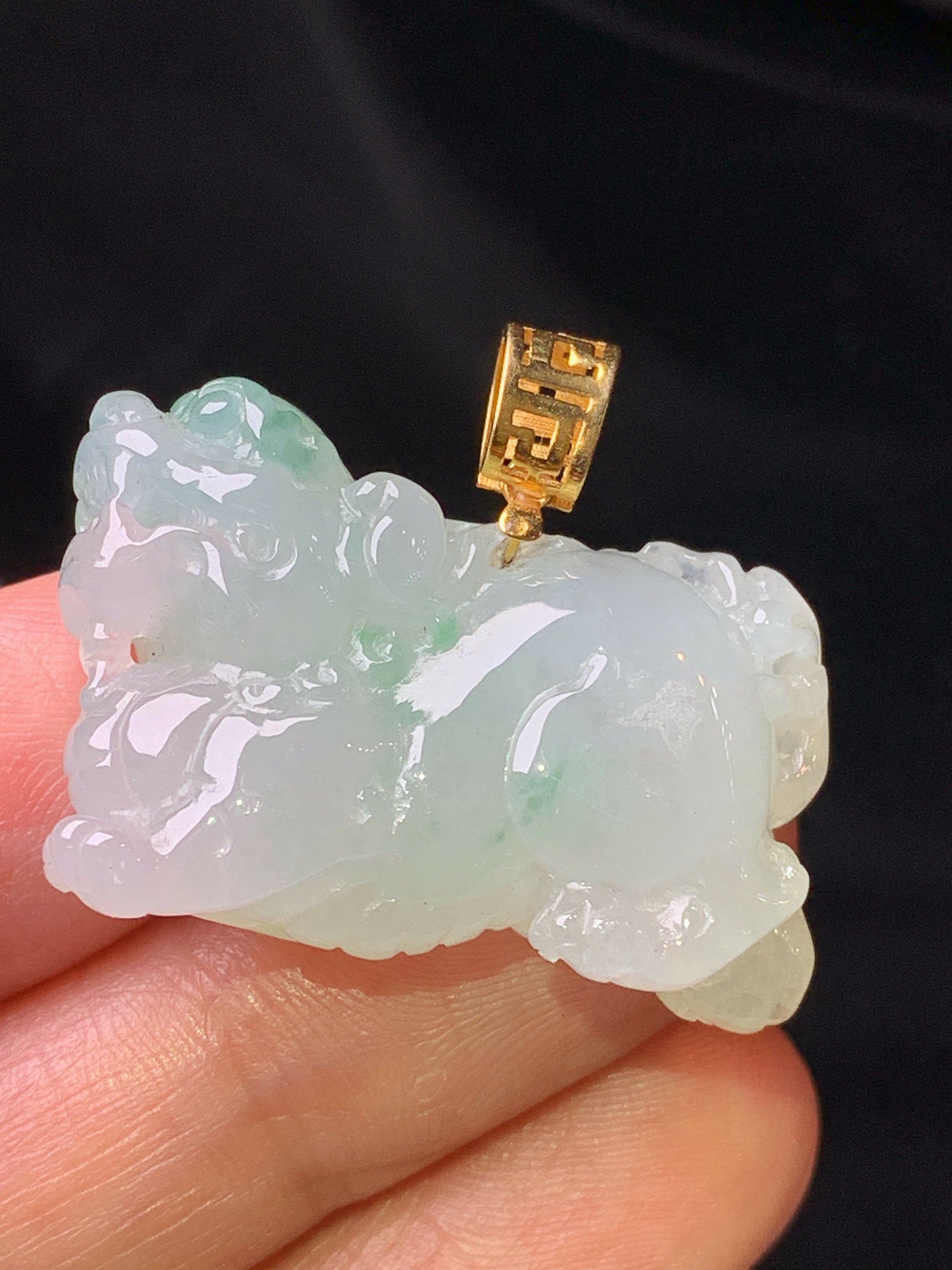 18k金镶嵌冰种唐马吊坠 玉质细腻 水润亮眼 色泽艳丽 整体尺寸24.3*28.8*9j1