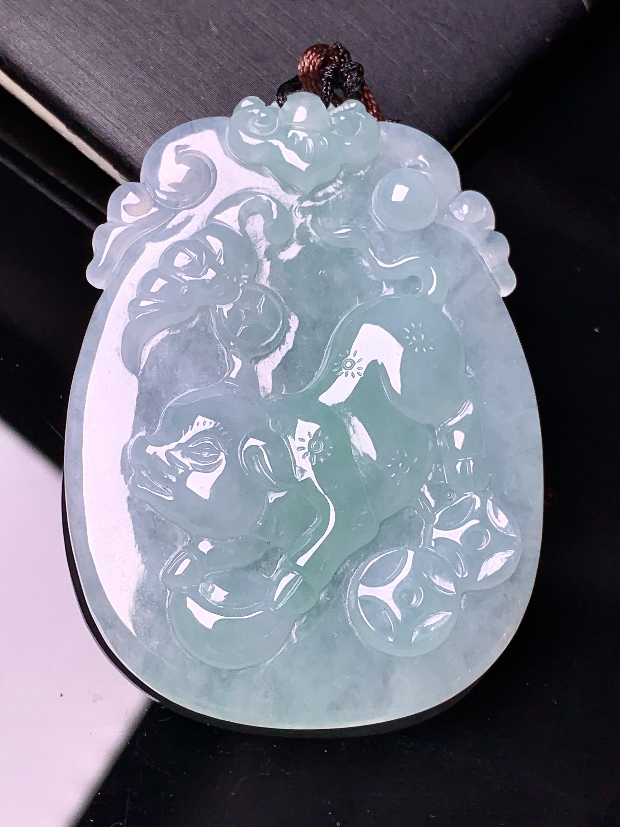 冰种飘绿生肖猪吊坠 玉质细腻 水润亮眼 色泽艳丽 整体尺寸53*38.7*6b2
