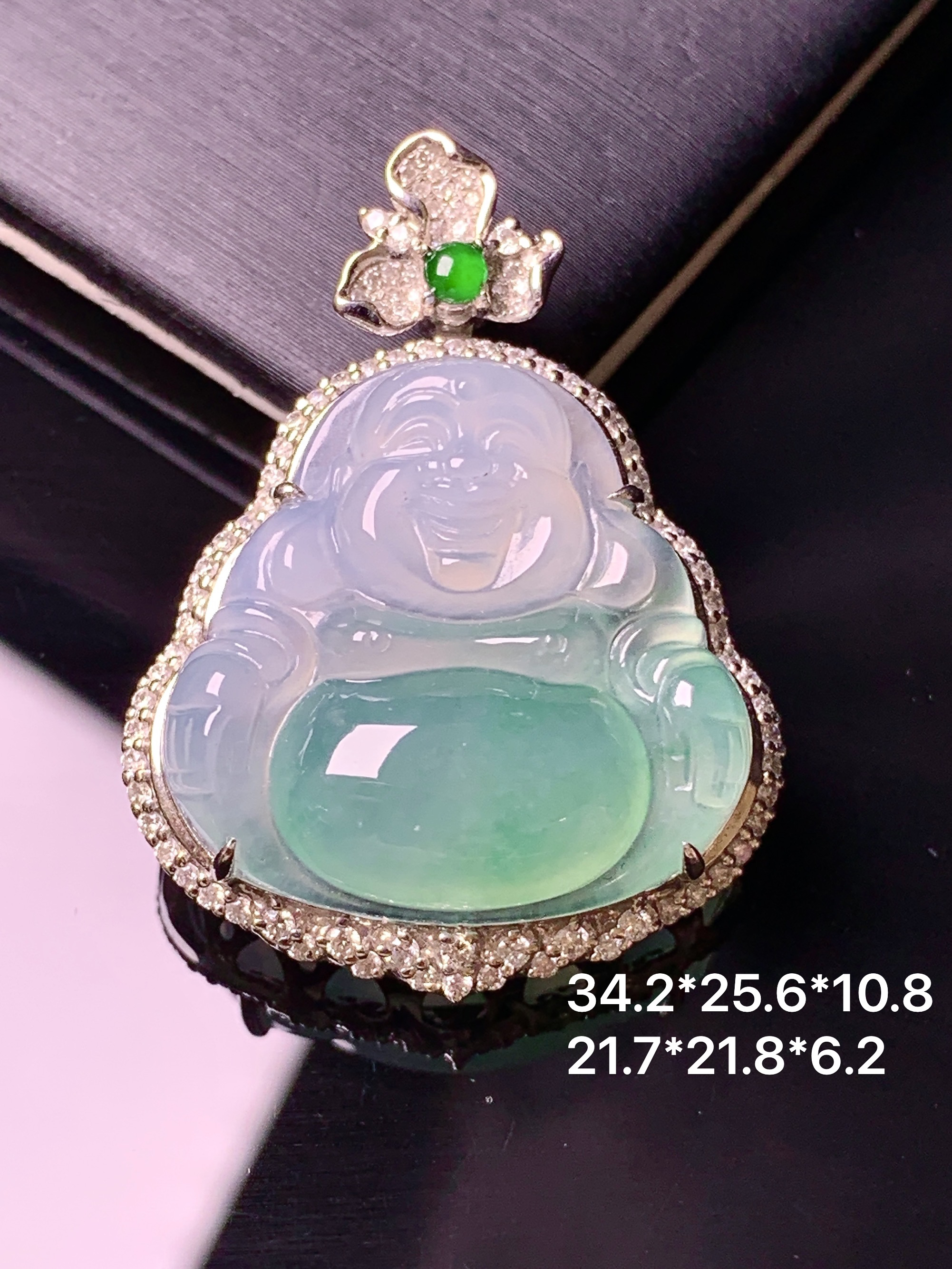 18k金钻镶嵌飘绿佛公吊坠 玉质细腻 水润亮眼 色泽艳丽 整体尺寸34.2*25.6*10.8k1