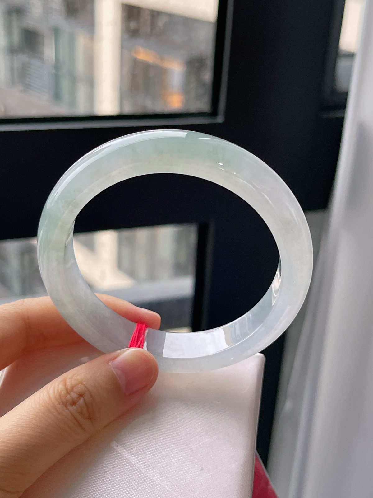 正圈57圈口，翡翠冰糯种淡绿色手镯