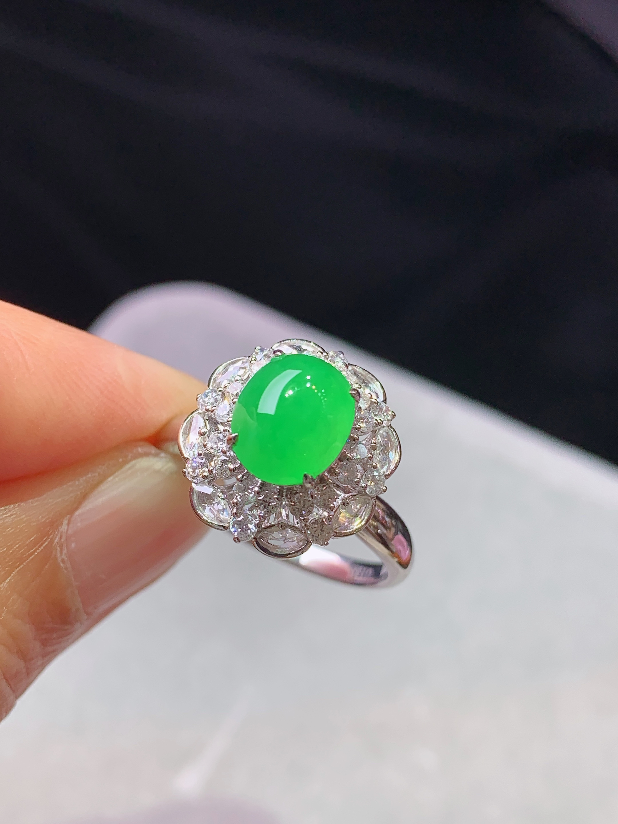 18k金钻镶嵌翠绿蛋面戒指 玉质细腻 水润亮眼 色泽艳丽 圈口14 整体尺寸14*13*12.2k1