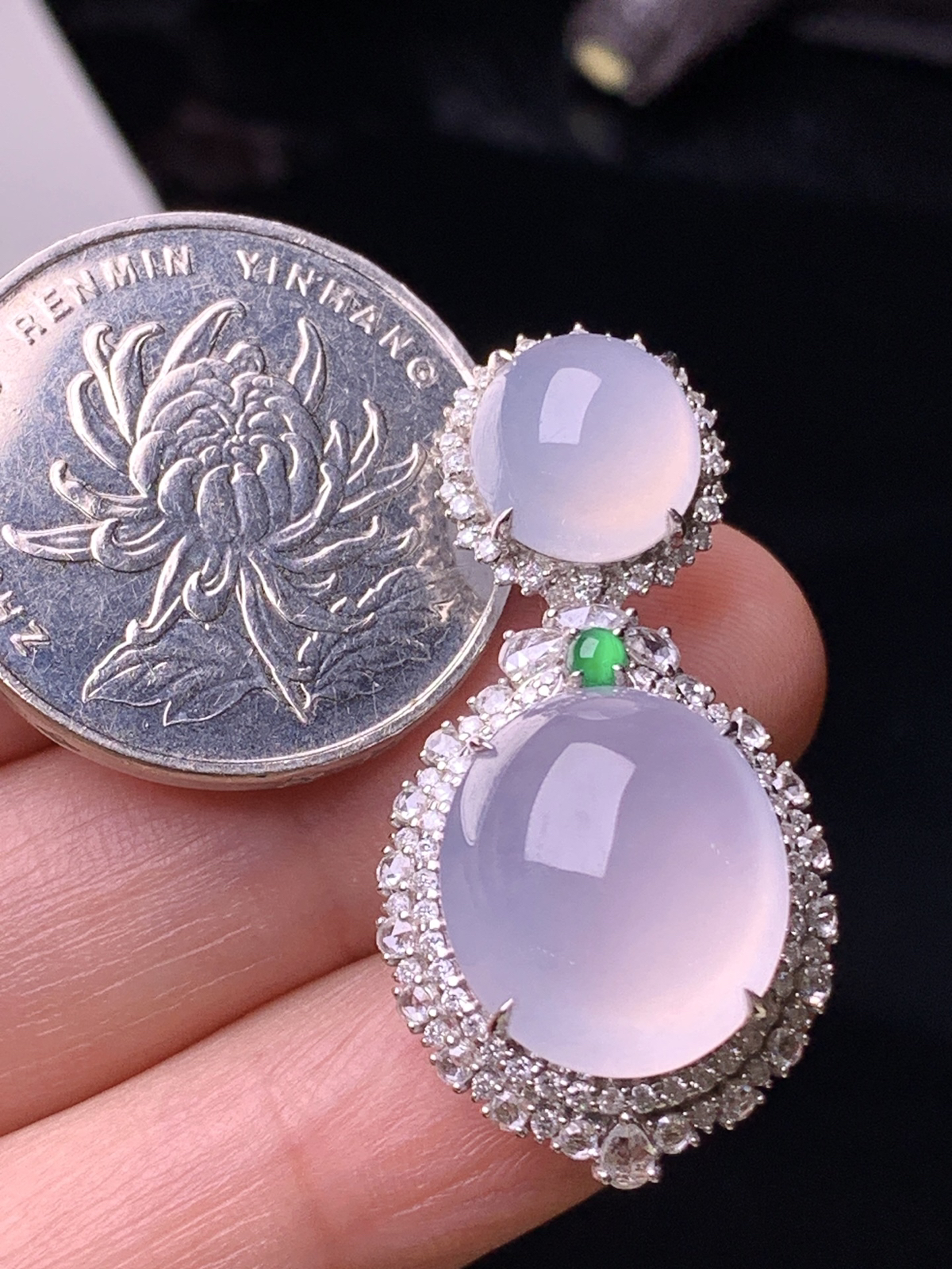 18k金钻镶嵌冰种蛋面吊坠 玉质细腻 色泽清新艳丽 整体尺寸35*18*12.8