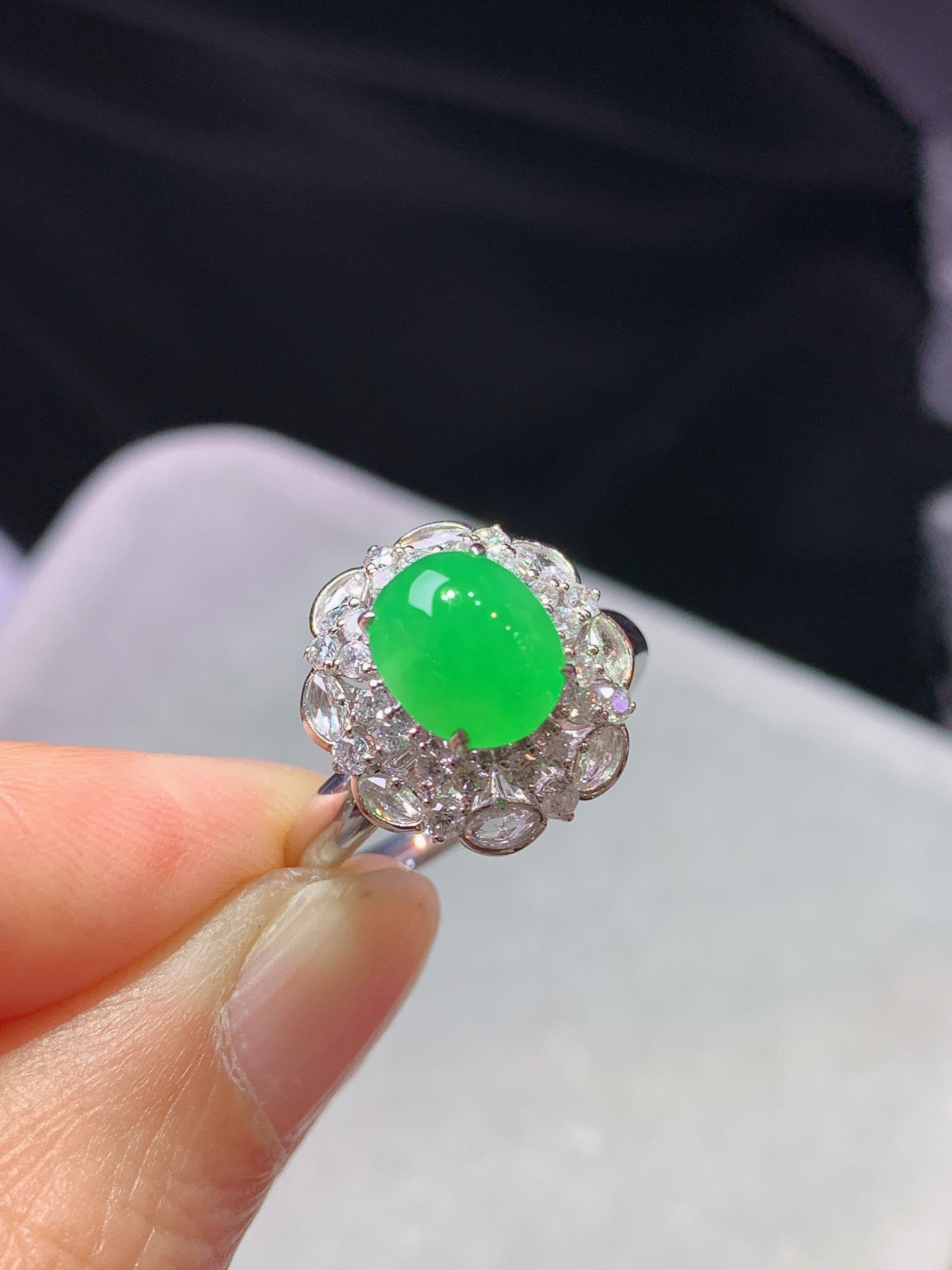 18k金钻镶嵌翠绿蛋面戒指 玉质细腻 水润亮眼 色泽艳丽 圈口14 整体尺寸14*13*12.2k1