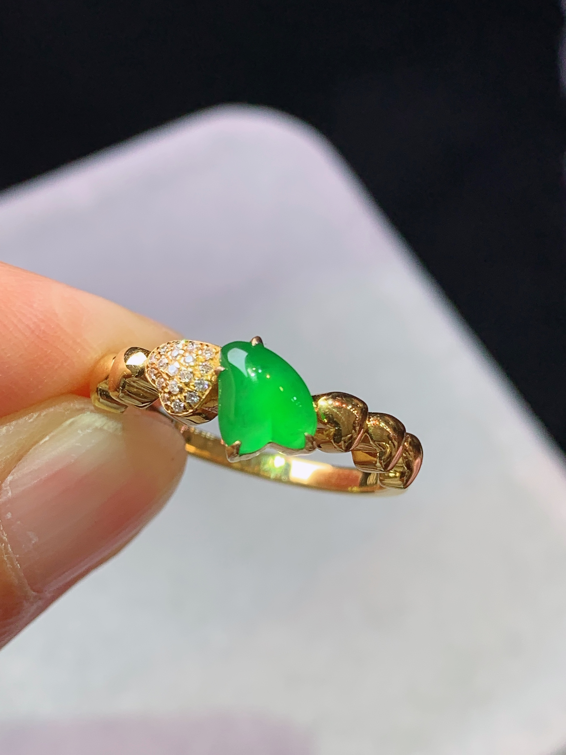 18k金钻镶嵌冰阳绿心形蛋面戒指 玉质细腻 水润亮眼 色泽艳丽 圈口14 裸石尺寸6*7*2.3m5