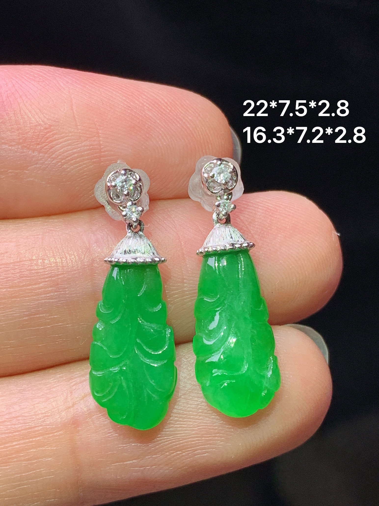 18k金钻镶嵌满绿白菜耳坠 玉质细腻 水润亮眼 色泽艳丽 整体尺寸22*7.5*2.8z1