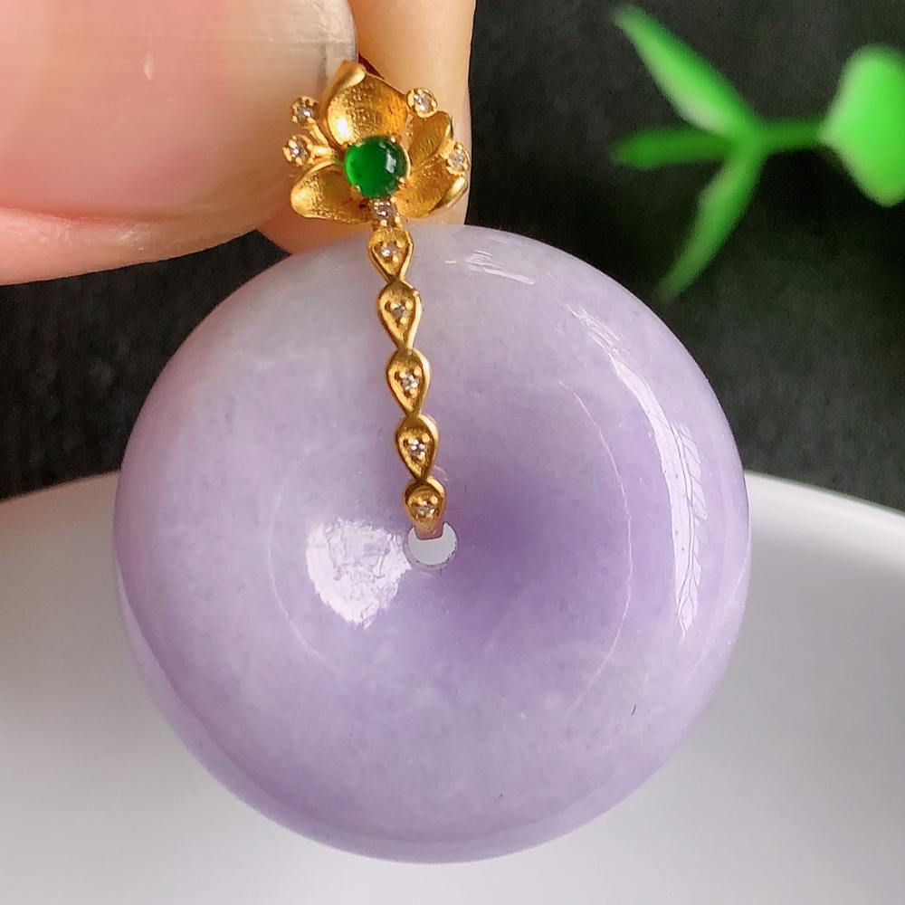 18k金伴钻冰润紫罗兰平安扣吊坠，厚装饱满，冰润剔透，细腻水足，种质润泽，飘花灵动，佩戴优雅大气，W01.13   整体尺寸：30-24-8.5mm    裸石尺寸：24-8.5mm