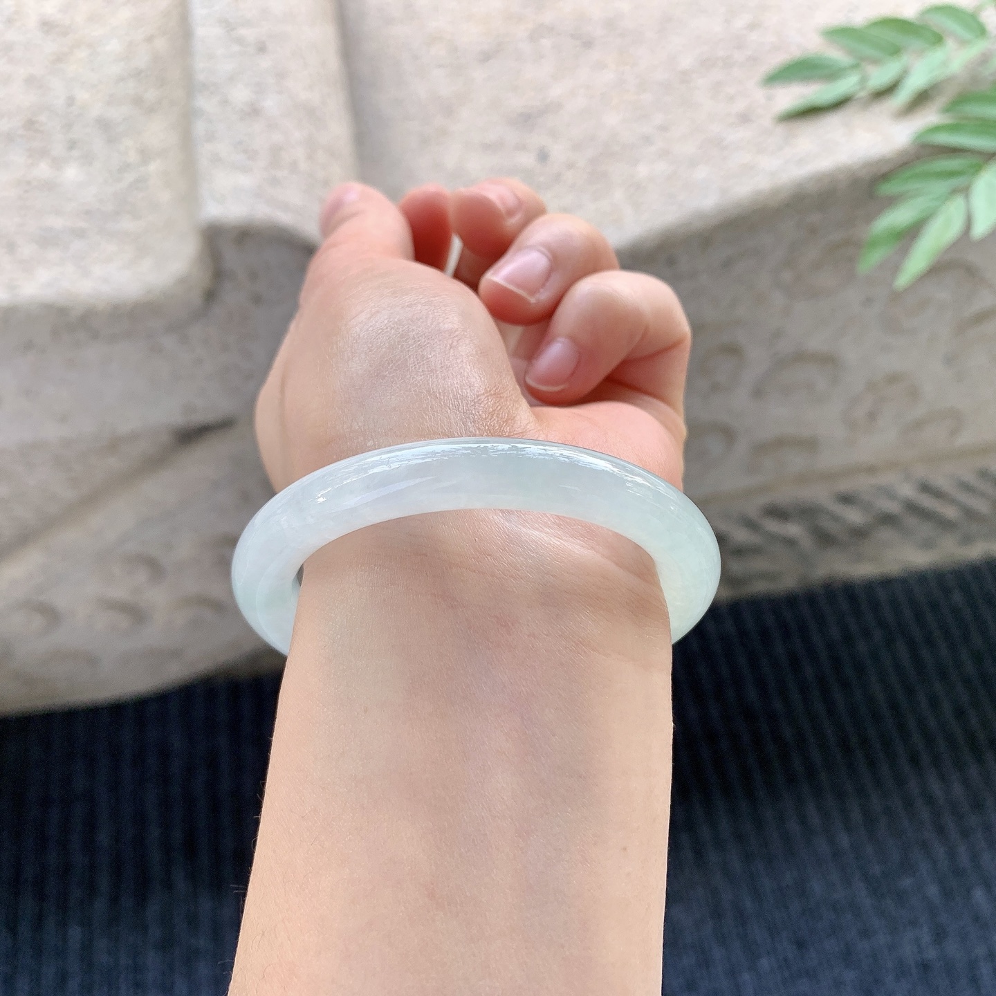 圆条49 50【圈口】50.4/8.5/8.5【编码】GF121302【描述】糯冰底色，水润，种老，细腻，打灯有棉线