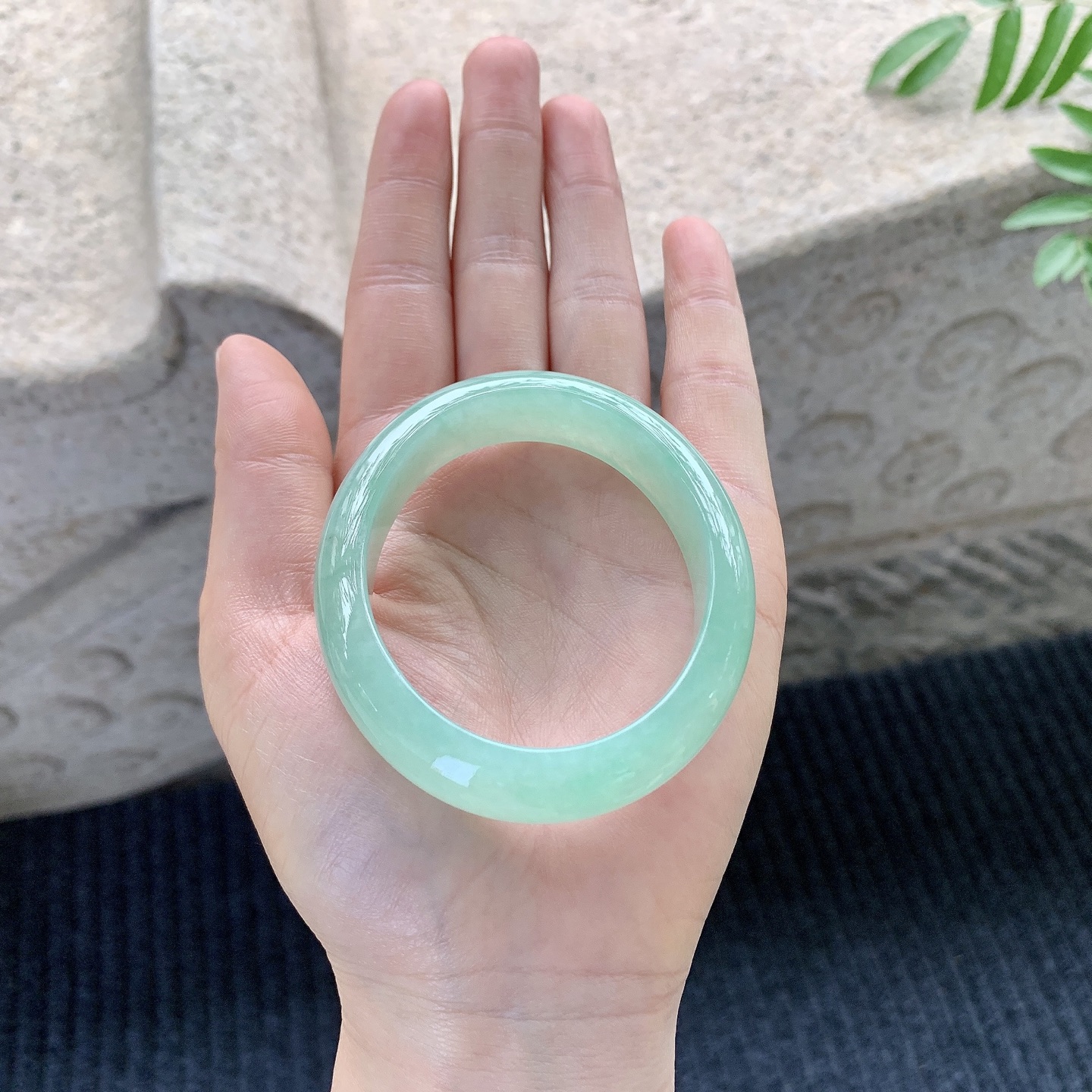 贵妃53 54 圈口54.6/46.9/13.3/7.5 满绿，水润，种老，细腻，打灯有絮线H1121434