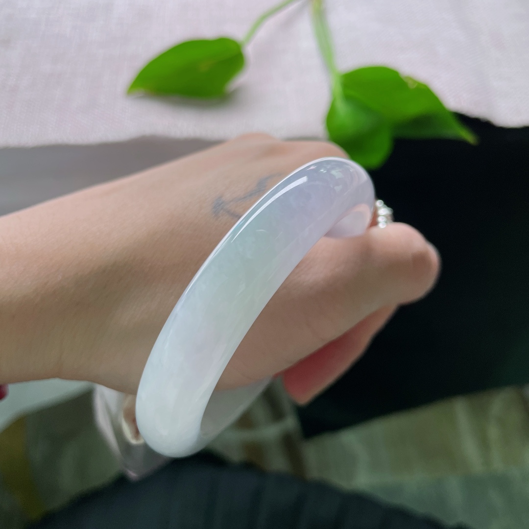 54.8/12.1/8.3，冰紫正圈，种老，色泽柔润通透，佩戴更添温婉韵味。有纹，ss48793a