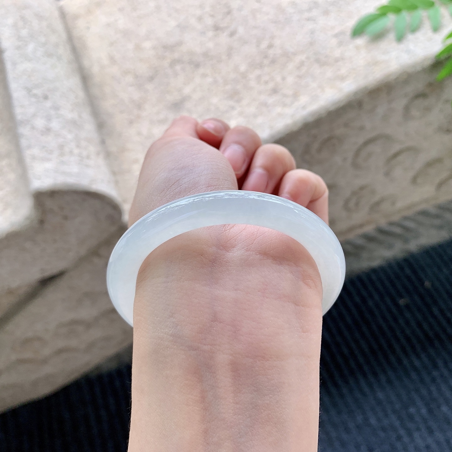 圆条52 53【圈口】53/8.3/8.5【编码】B2041514【描述】糯冰底色，水润，种老，细腻，打灯有棉纹