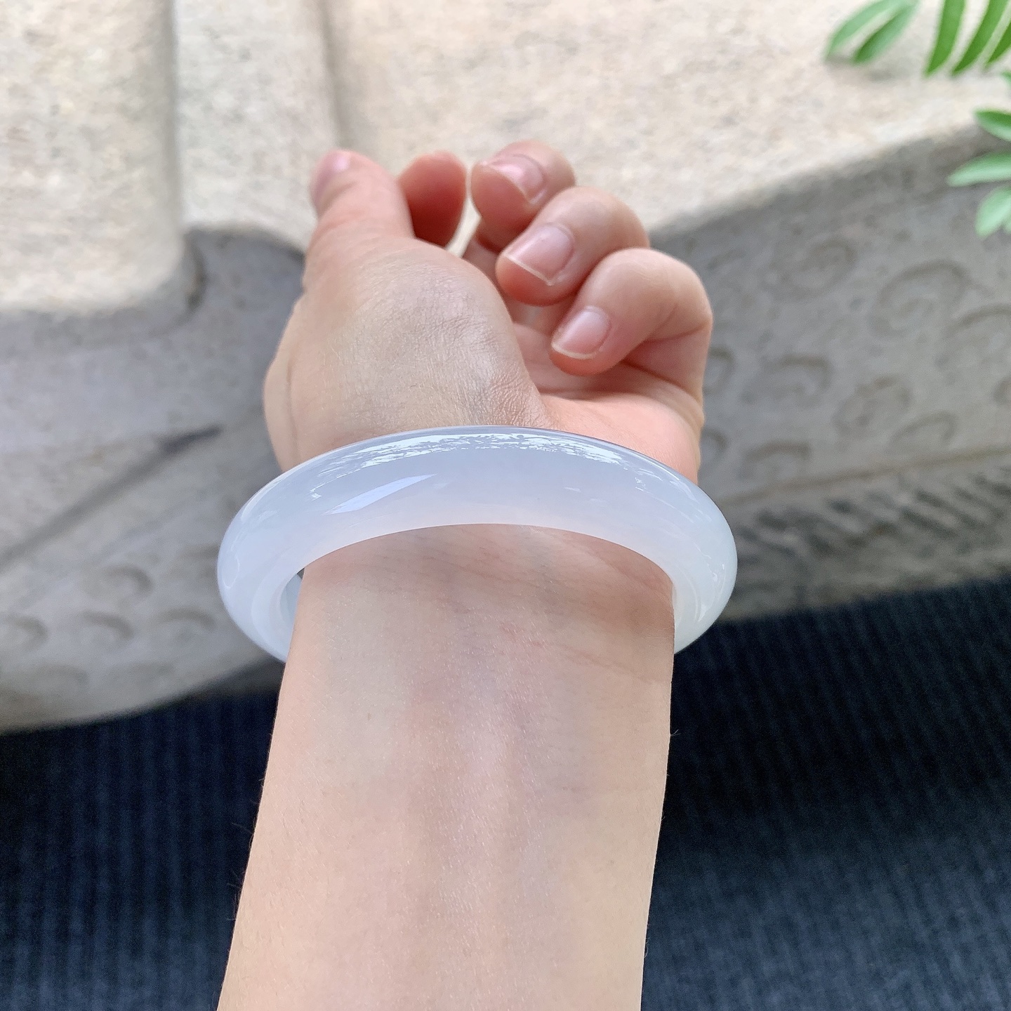 正圈53 54【圈口】54.6/11.4/8.8【编码】A1121423【描述】冰糯底色，水润，种老，细腻，打灯有棉根