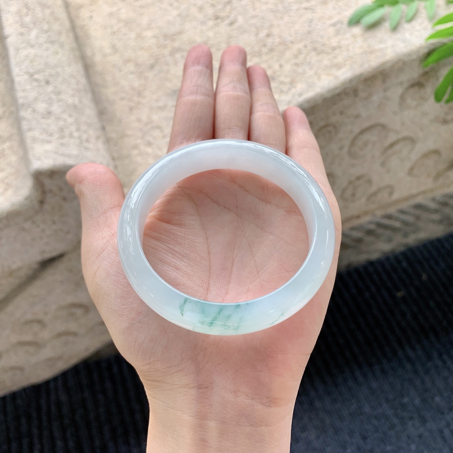 正圈54 55【圈口】55.7/12.7/7.8【编码】GJ041527【描述】糯冰飘花，水润，种老