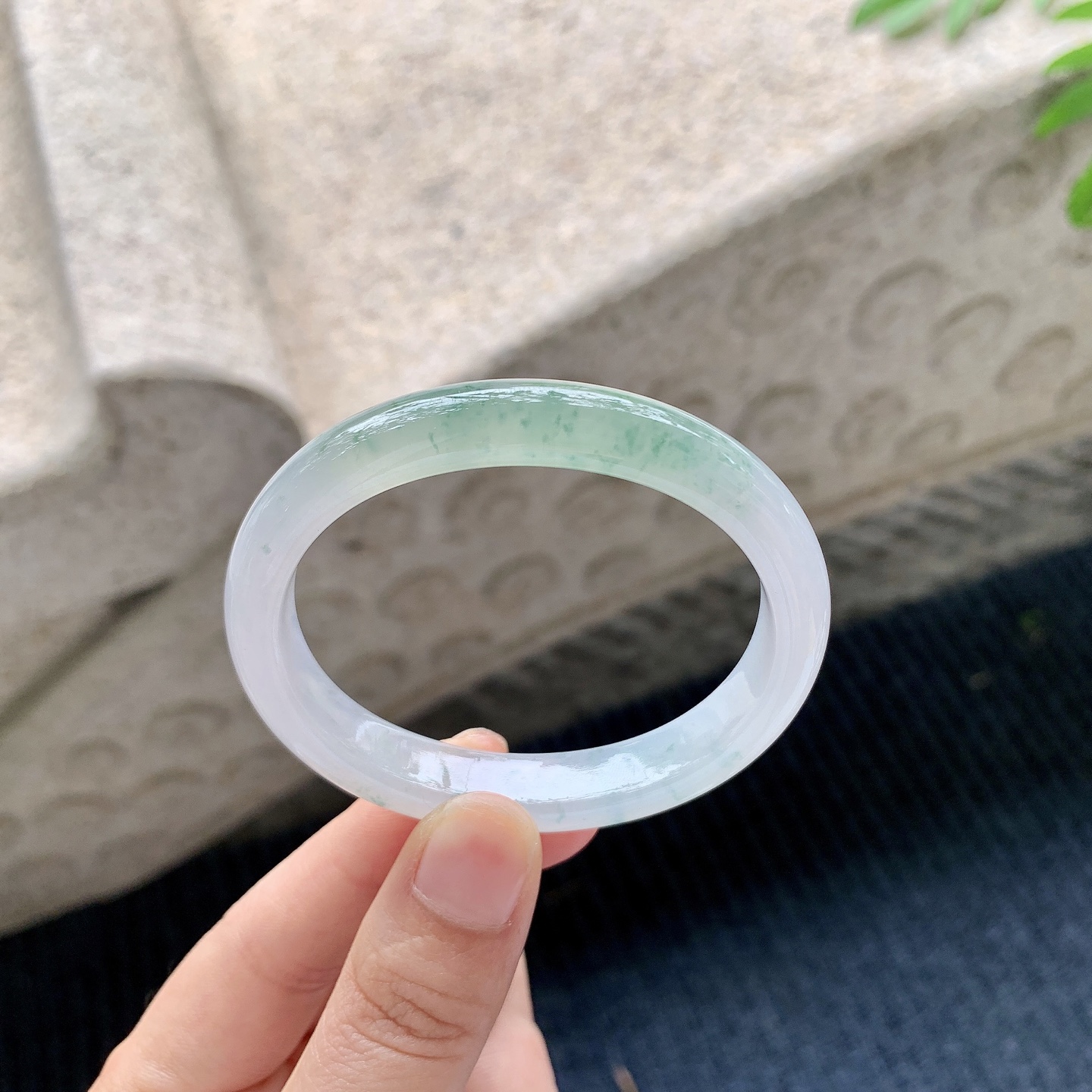 贵妃51 52【圈口】52.8/54.4/10/7【编码】A2041501【描述】糯冰飘花，水润，种老，细腻，有纹线