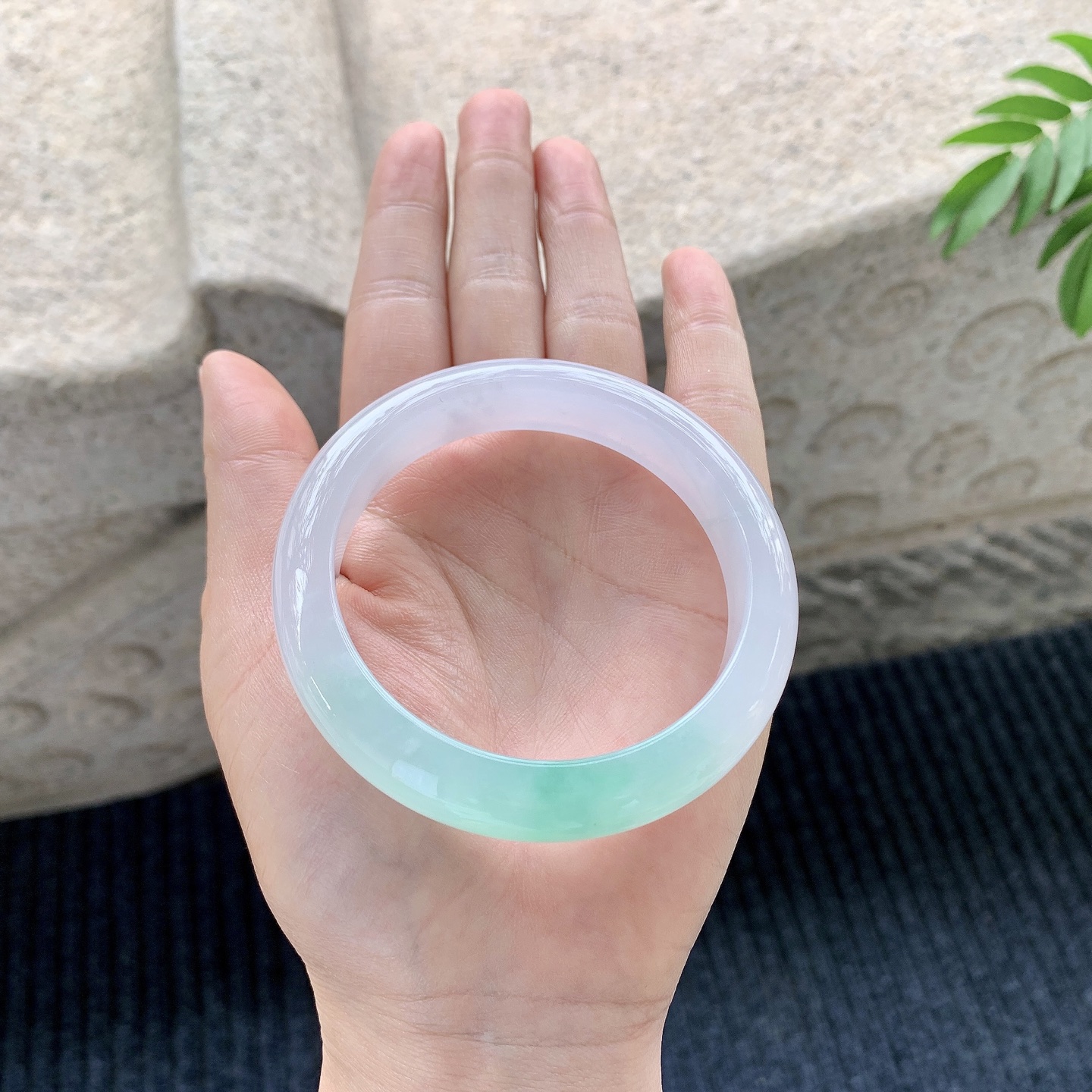 正圈55 56【圈口】56.4/12/8.5【编码】C5010554【描述】糯冰飘绿，水润，种老，细