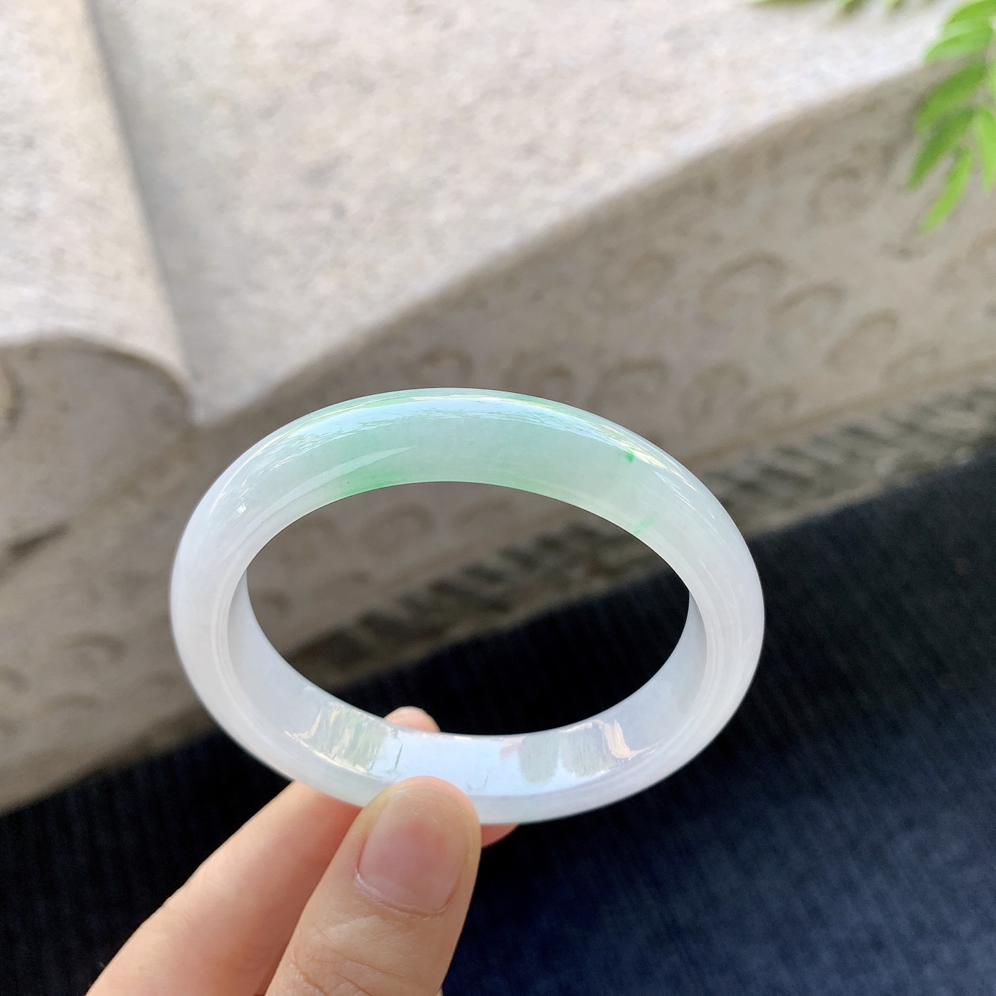 贵妃53 54【圈口】54.3/46.4/12/7.6【编码】C5031366【描述】糯冰飘阳绿，水润，种老，细腻，无裂