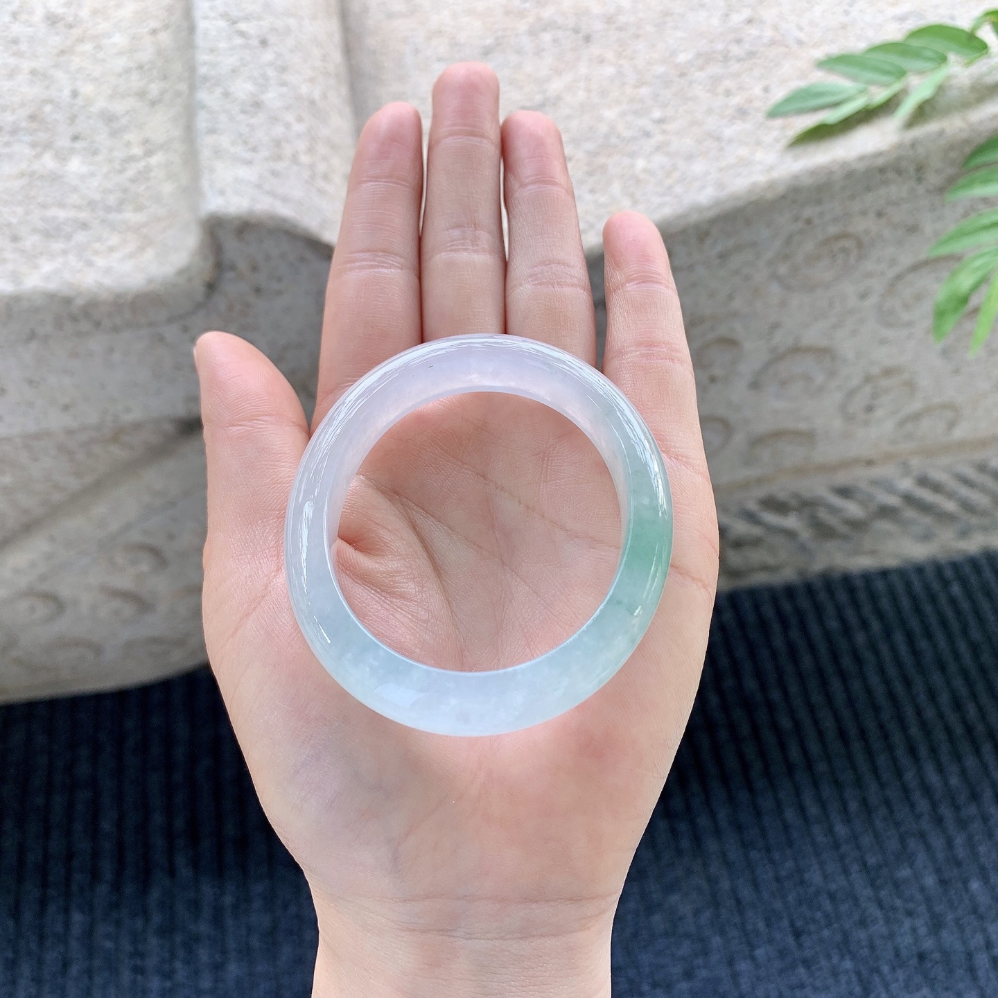 贵妃52 53【圈口】53.7/45.8/11.2/7.6【编码】A1121329【描述】冰糯飘绿，水润，种老，细腻，打灯有絮线