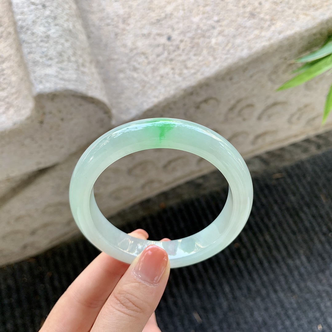 正圈55 56【圈口】56.7/11.7/8.7【编码】YF032490【描述】糯冰飘绿，水润，种老，细腻，打灯有棉线