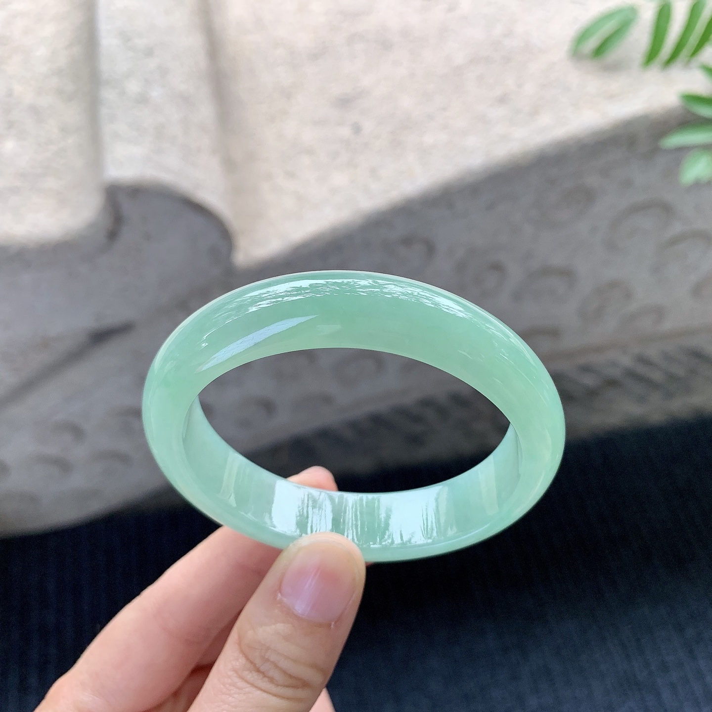 贵妃53 54 圈口54.6/46.9/13.3/7.5 满绿，水润，种老，细腻，打灯有絮线H1121434