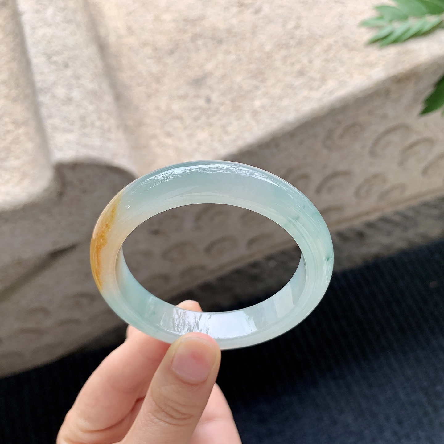 正圈52 53【圈口】53.5/12.4/8【编码】T6040919【描述】冰糯飘黄翡，水润，种老，细腻，无裂