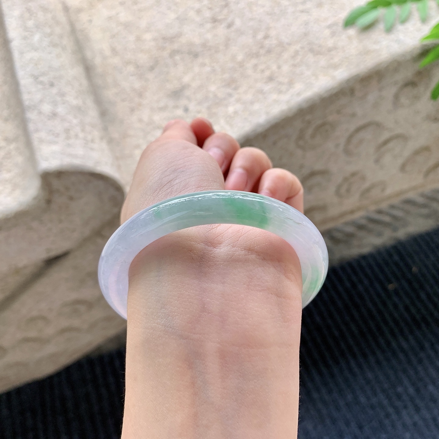 圆条54 55【圈口】55/9.1/9.3【编码】A2041509【描述】糯冰春彩，水润，种老，细腻，有纹线