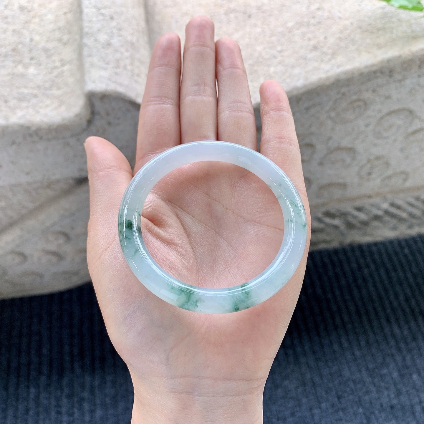 圆条51 52【圈口】52.3/7.9/8.1【编码】QX121338【描述】冰糯飘花，水润，种老，细腻，无裂