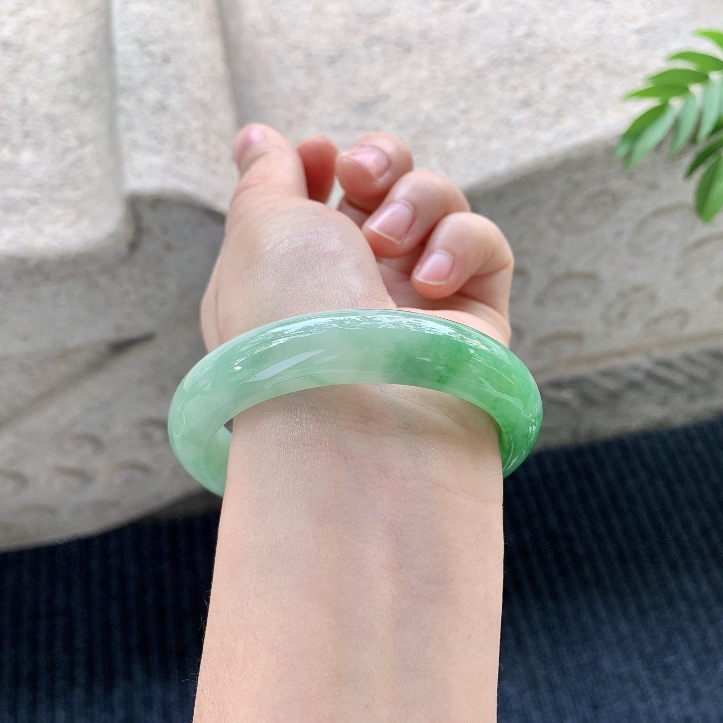 正圈55 56【圈口】56.2.12.6/8.4【编码】A1012165【描述】冰糯阳绿，水润，种老，细腻，无裂