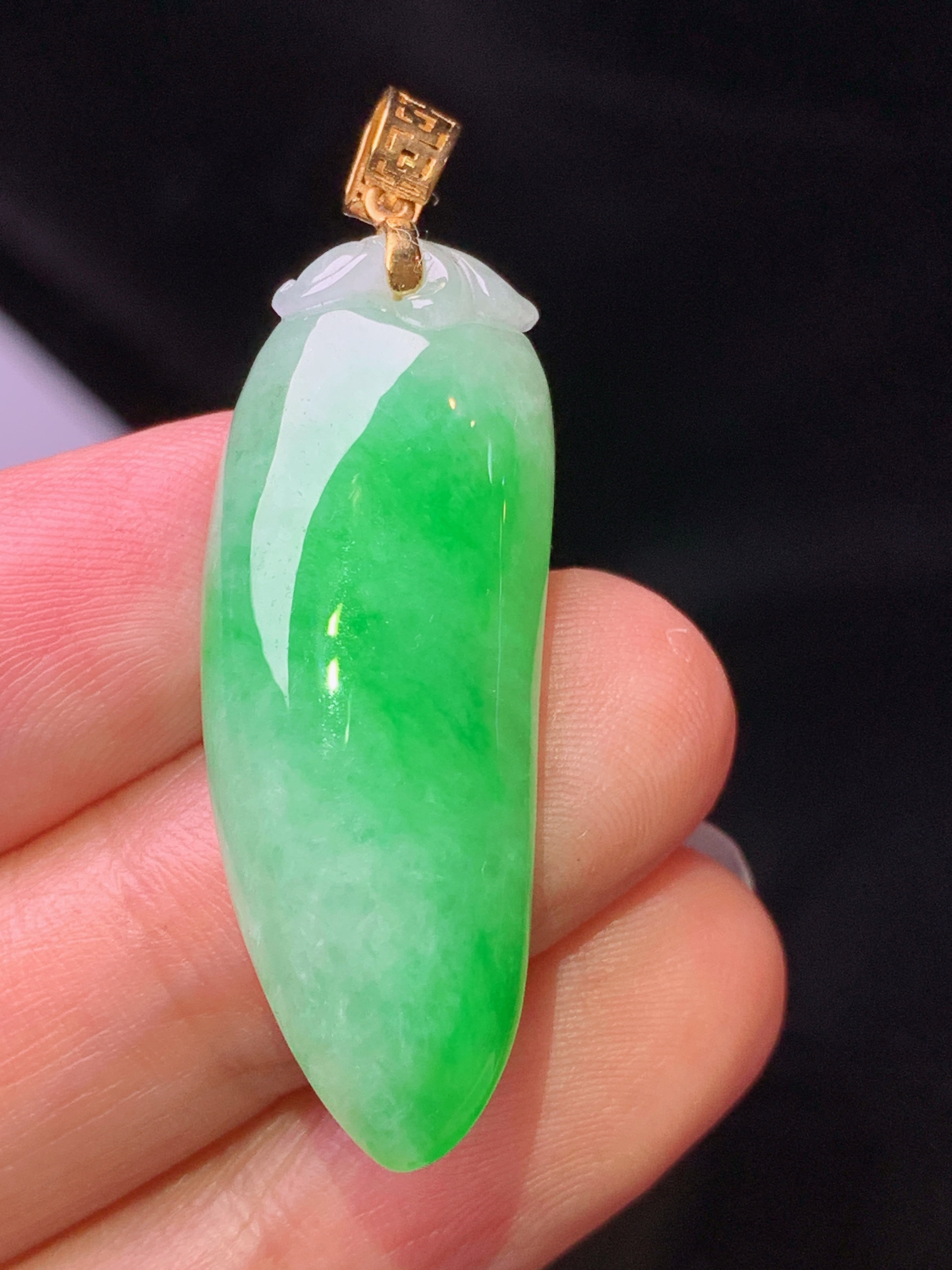18k金镶嵌阳绿福瓜吊坠 玉质细腻 水润亮眼 色泽艳丽 整体尺寸41.8*13*7.2z1