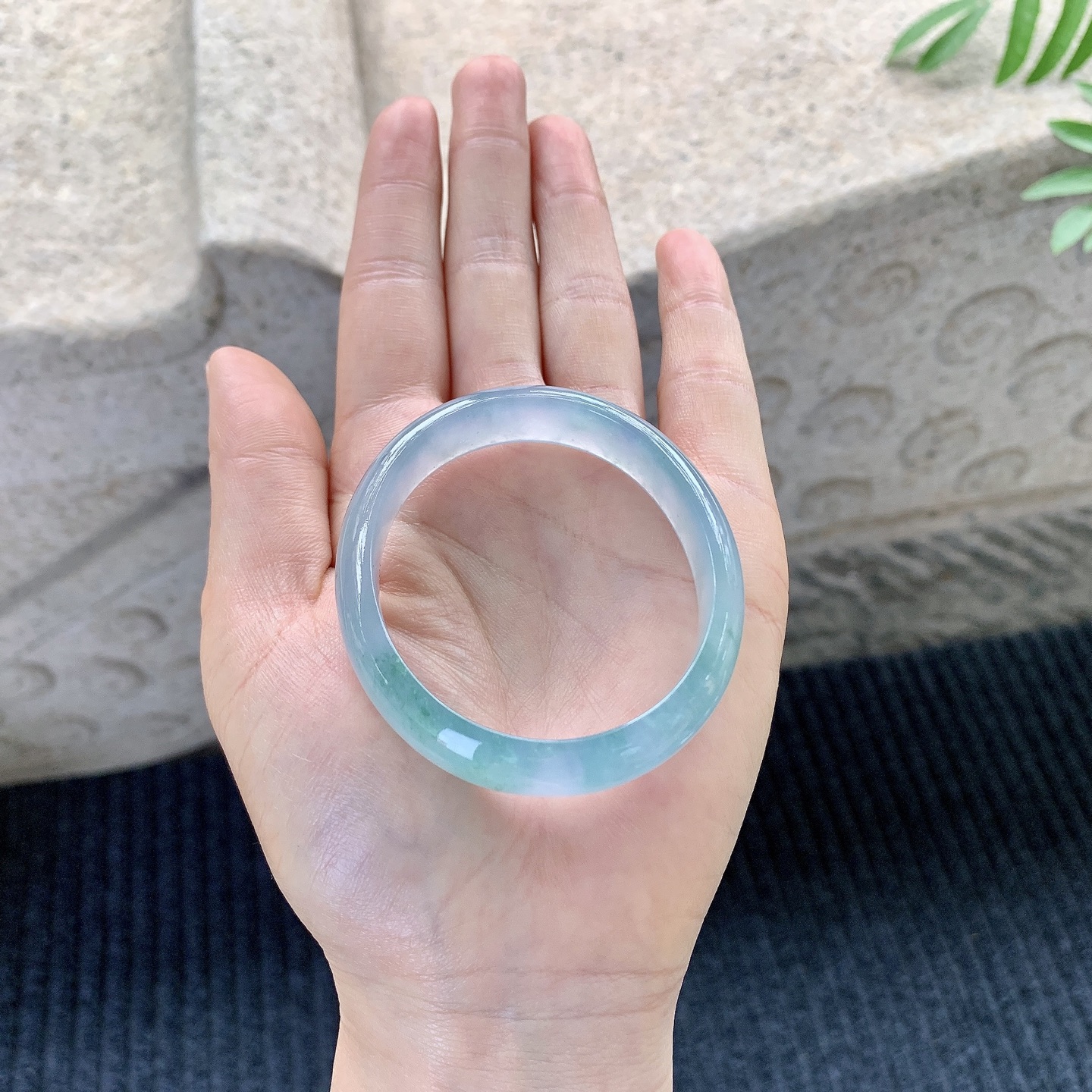 贵妃49 50【圈口】50.6/45.6/11.8/6【编码】H1121433【描述】冰糯紫底飘花，水润，种老，细腻，无裂