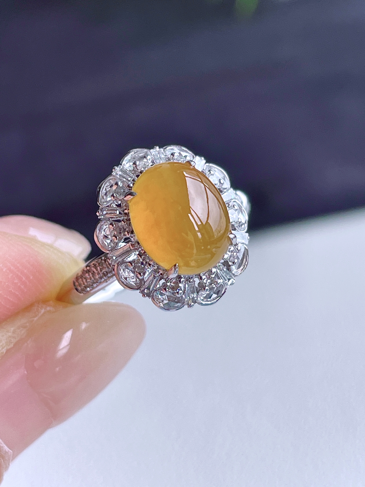 【镶嵌】高冰黄翡蛋面戒指 
【说明】缅料 18k金镶嵌 性价比高  
【整体】13.7-12.4-10
【裸石】8.7-7-5.7
【圈口】13号..