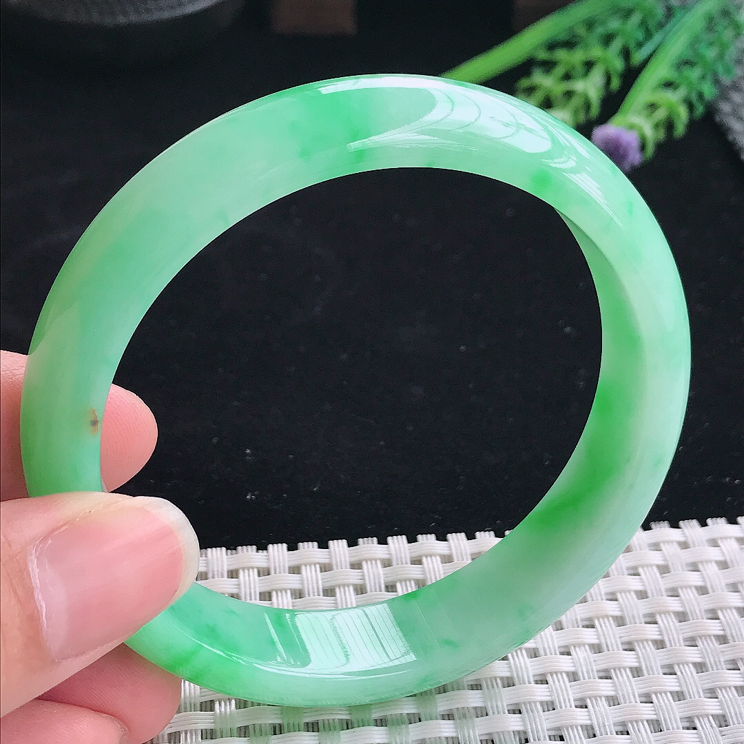 实拍A货翡翠61.5/14.2/8大圈口老坑精美冰润飘阳绿手镯翡翠珍藏玉镯平安镯