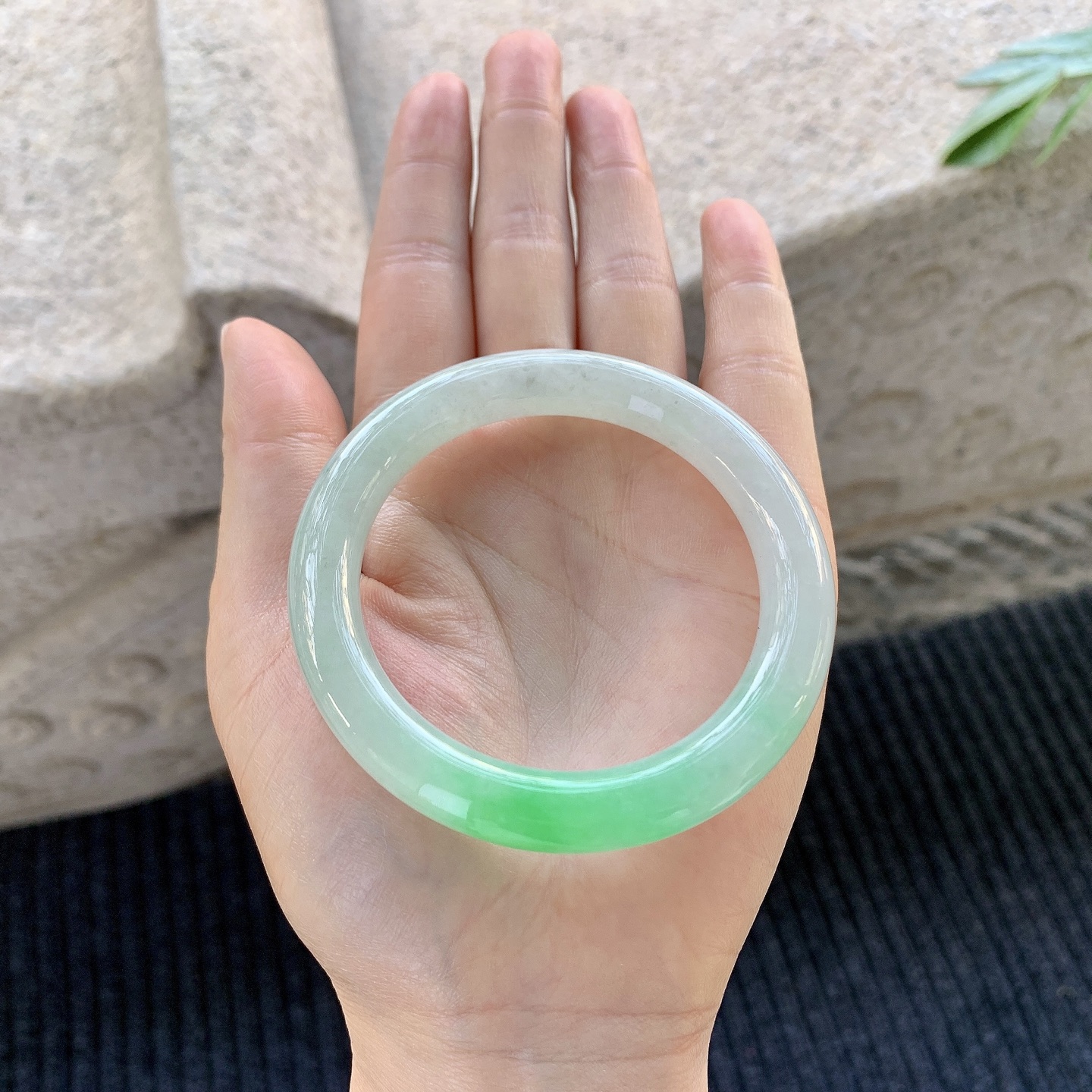 圆条51 52【圈口】52.8/9.2/9.2【编码】YT041069【描述】糯冰飘绿，水润，种老，