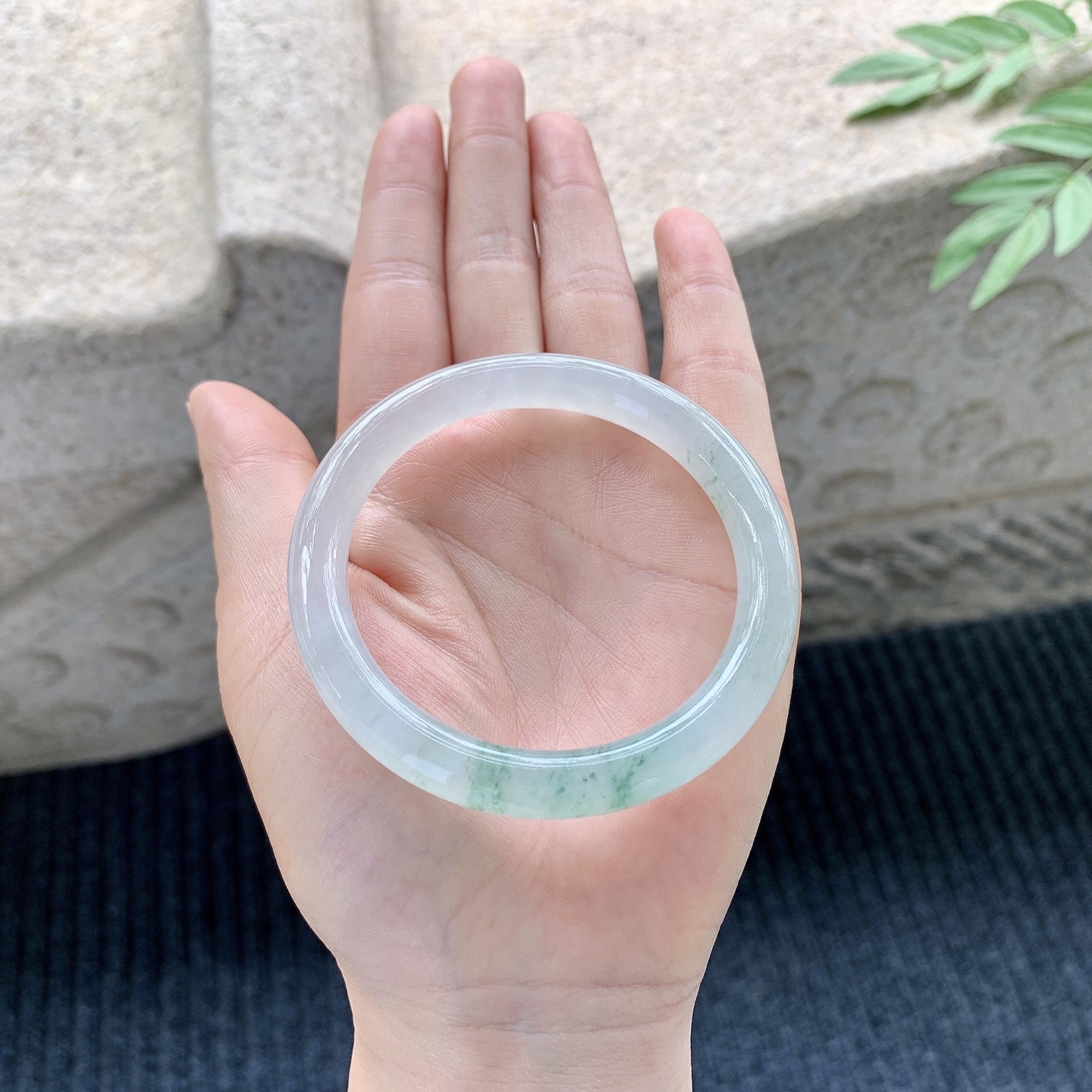 圆条54 55 圈口54.5/8.7/8.2 糯冰飘花，水润，种老，细腻，无裂纹121343