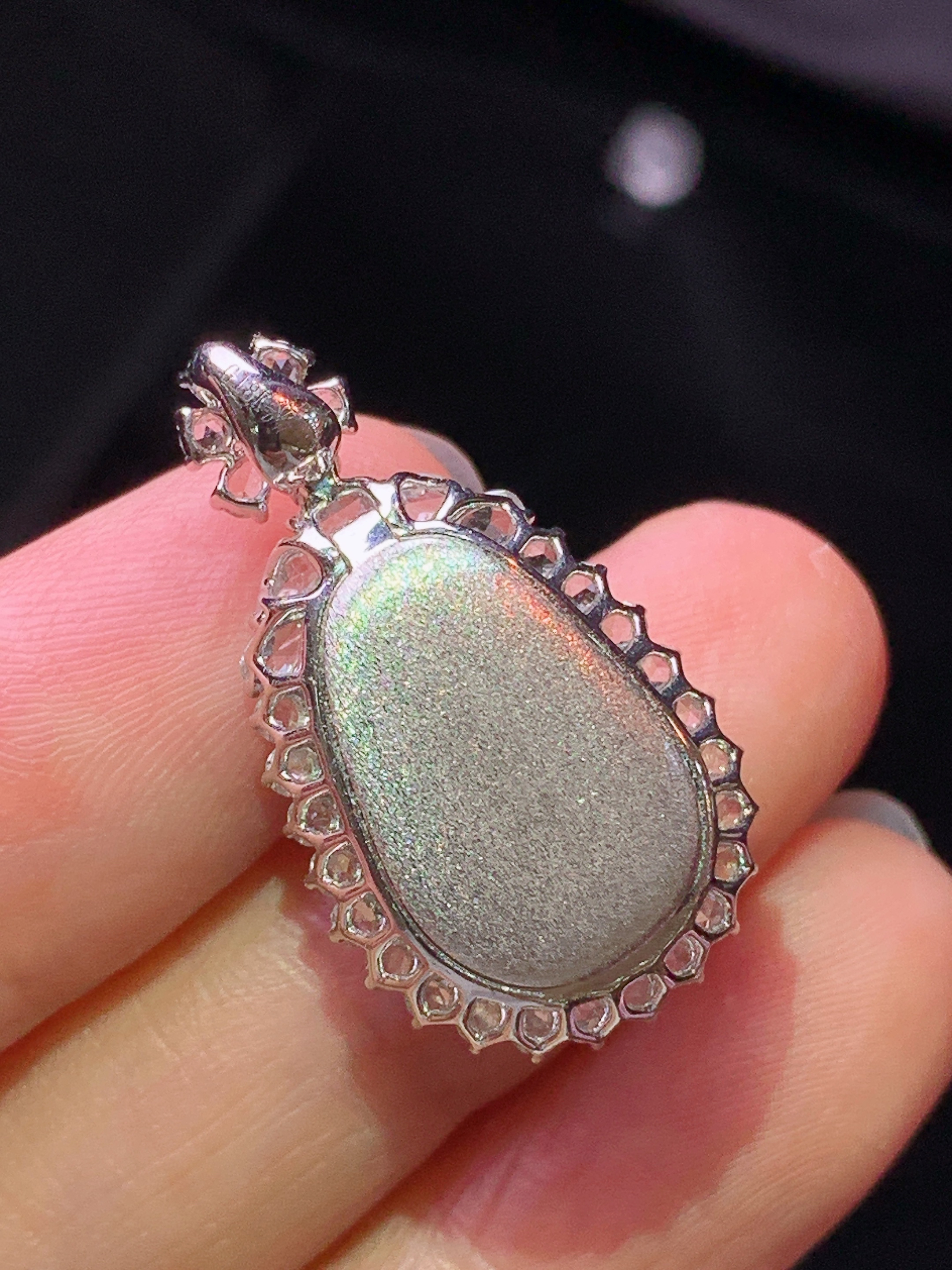 18k金钻镶嵌冰阳绿葫芦吊坠 玉质细腻 水润亮眼 色泽艳丽 整体尺寸24.5*15.2*11.5z1