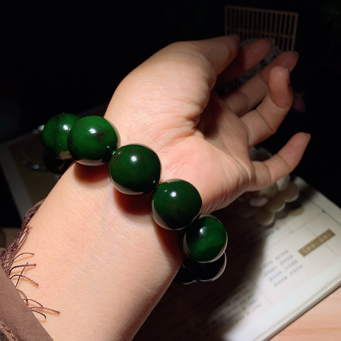 和田玉七号矿红皮料菠菜绿俄罗斯碧玉手串。单颗尺寸18重112克。玉质细腻油润。手推出油。佩戴高端典雅。lt260415